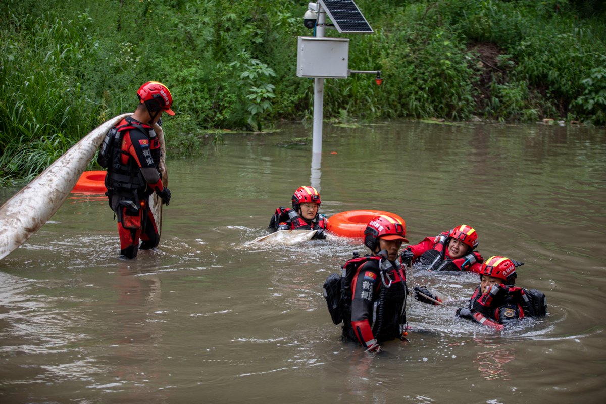 SeeChangchun's tweet photo. A river embankment breach sent floodwaters surging forth. Firefighters in Changchun plunged into floodwaters 2 to 3 metres deep to carry out urgent rescue operations. https://t.co/zZ6WbcAciX
