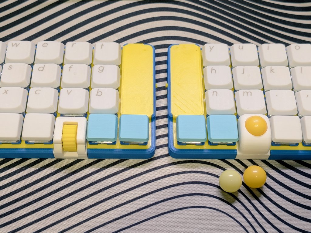 puriko69x's tweet photo. 球染めチャレンジ２！
shakupan先生のアドバイスを実践
理想のイエローに近づきました！みてー！笑

左下の薄いイエローが元々、、なんて的確なアドバイス
ありがとうございます！

#自作キーボード
#LisM https://t.co/u8M4ascPhK