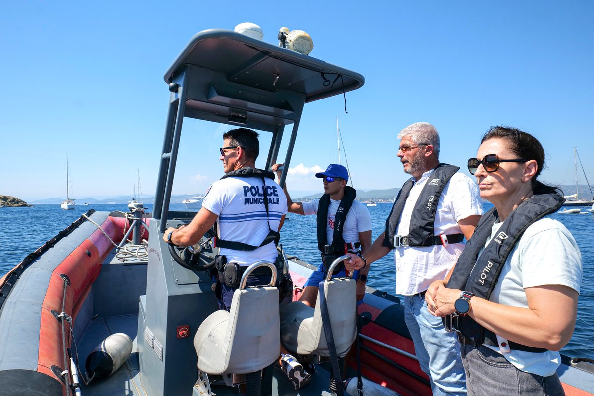 villedeSixFours's tweet photo. ☀️Un été en toute sécurité à Six-Fours !

Vaste opération de contrôles jeudi et vendredi (mer, routes, plages, transports) menée par la Police Nationale et Municipale pour garantir la tranquillité de tous.

Le Maire @Boccaletti83 a salué l'engagement des forces de l'ordre.👮‍♂️ https://t.co/BWTrulyMv9