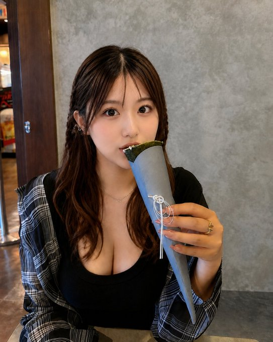LOKNOT_E's tweet photo. 【害悪度A】

須藤綾香（18）
秋田県の学校

備考
受験で楽をするため推薦を狙うものの成績が足りない
↓
学年主任に近づき推薦権を得れるように交渉する
↓
肉体関係を持ったら他の成績優秀者よりも優先して推薦権を上げると言われる
↓
その通りにして関係を持つが、その際に八〆撮りをする
↓
本来推薦権を得れるはずだった生徒がそのことを知り激怒
↓
動画を入手して拡散
↓
学年主任、須藤綾香共に人生終了へ
↓