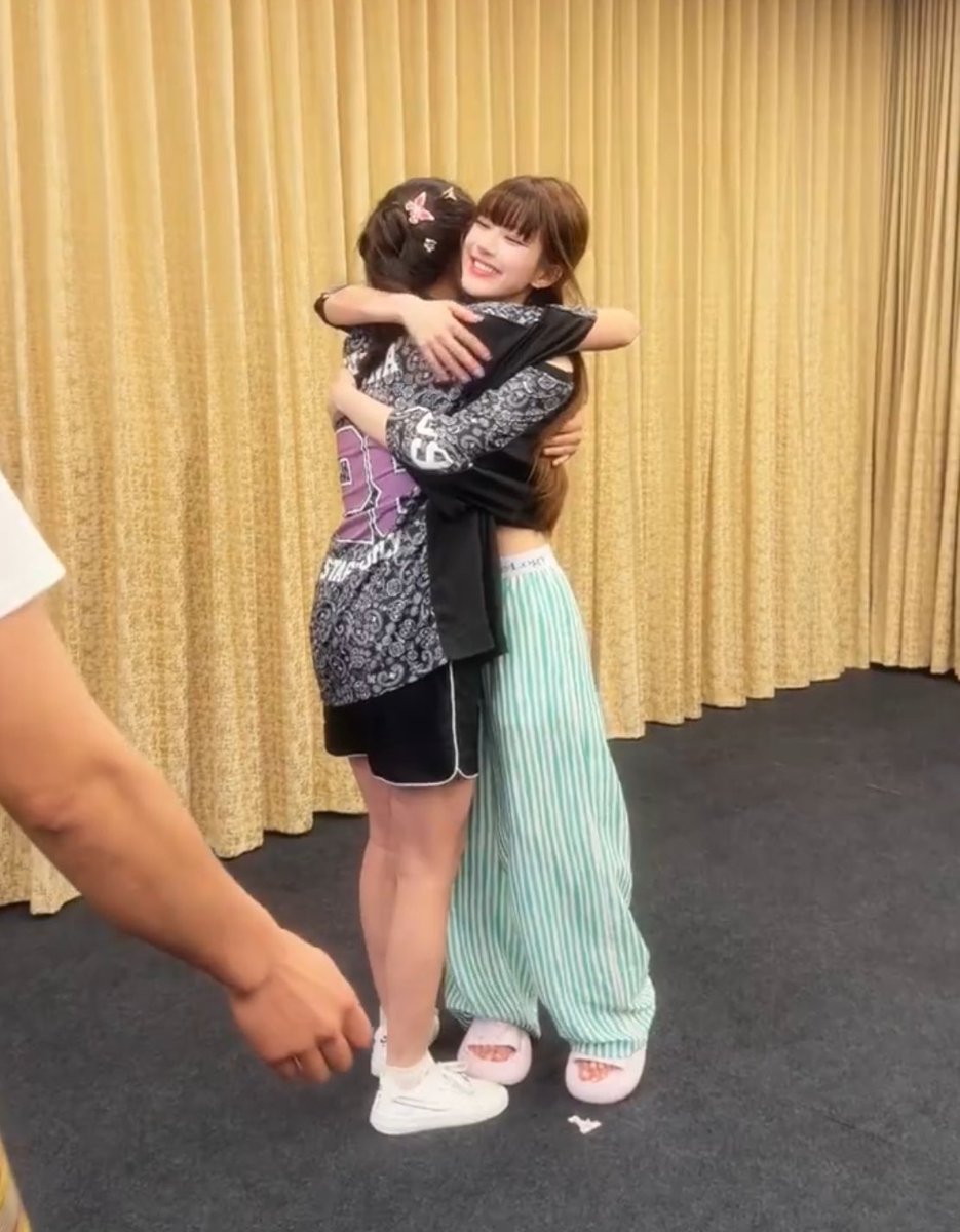 youniebear's tweet photo. this clip made me CRY SO BAD 

being a singer has always been yongji’s dream and turns out the new song <小小> was a surprise which lusi secretly prepared for her, she did not know that it was gonna be a collab with lusi too 🩷

“thank you zhao lusi for giving me this opportunity to sing, i’m so overwhelmed thank you lusi jiejie for giving me a clear direction

thank you for teaching me so so much, because of you i was able to achieve this dream of mine which is singing”
