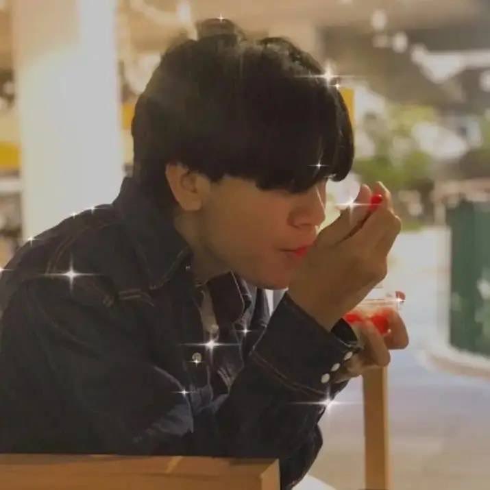 queenofk_8's tweet photo. ดอกไม้🌻ข้างทางอย่างเราเค้าชมแป๊บเดี๋ยวก็ทิ้งละ😞 https://t.co/f07PILwU6h