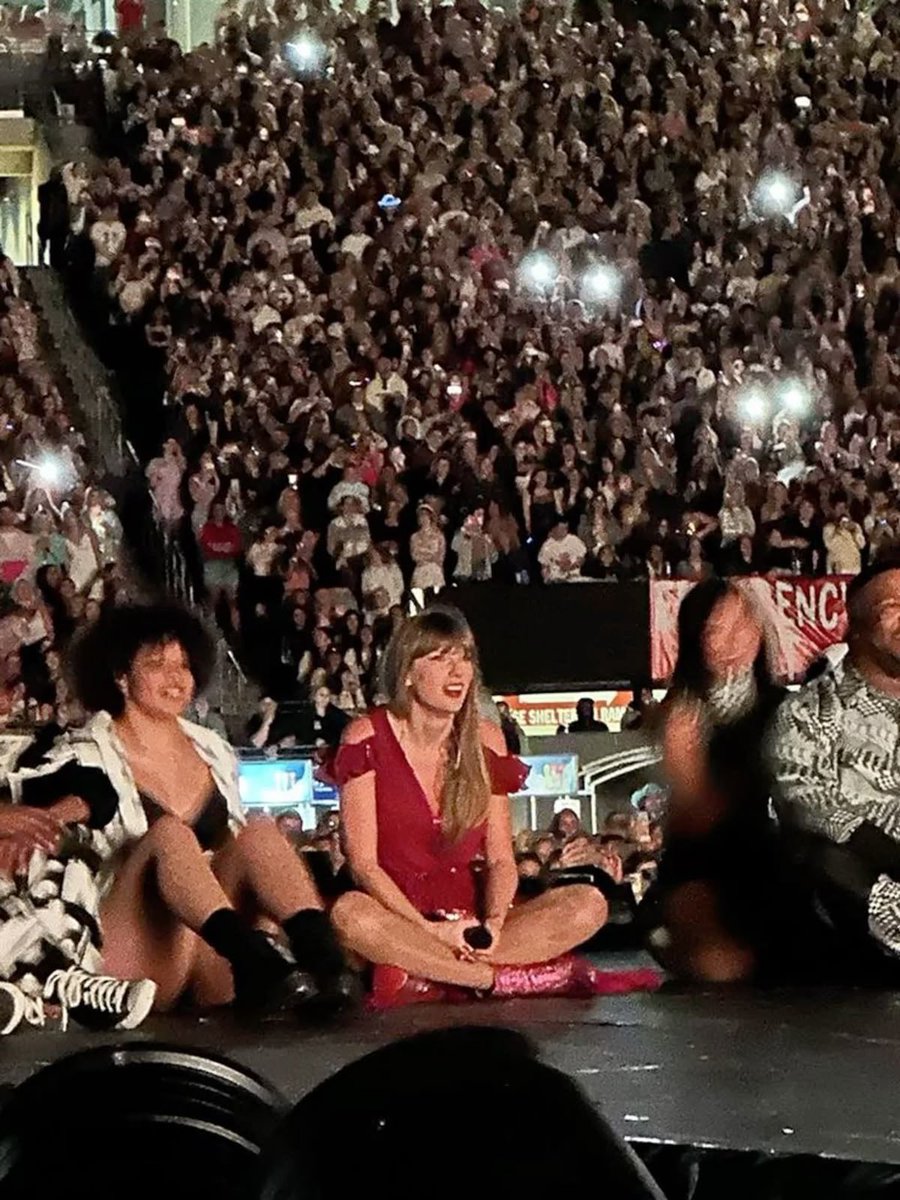 bl13swifted's tweet photo. That magical night 🥹🥹🥹 https://t.co/093qOBb6wR