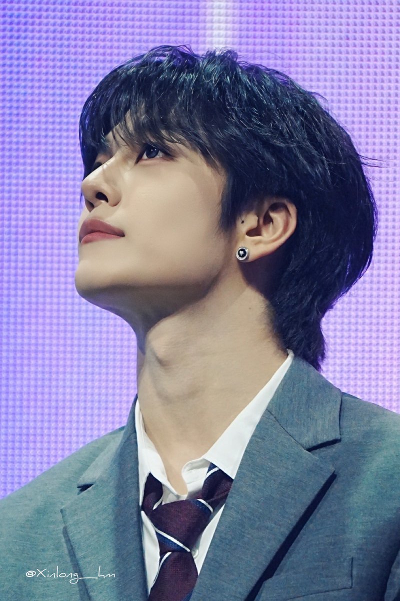 ll_00ll0's tweet photo. 말라서 그런지 턱 아래가 깊게파이듯이 살이 없는데 이게 굵직한 턱선이랑 조화가 지려서 완존 느껴지는 포인트임 굿굿ㅋㅋ https://t.co/4IeMLP91s9