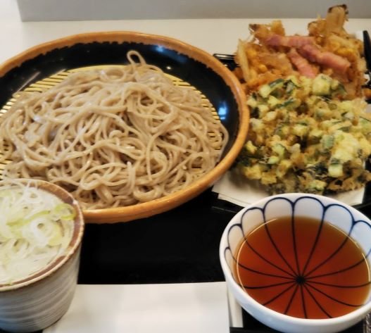keio_soba's tweet photo. 万葉そばつつじヶ丘店夏のオススメ🍜
 季節の『Wかき揚げそば』880円 

・コーンとベーコンのかき揚げ
・きゅうりと焼きのりのかき揚げ
きゅうりのコリコリ食感＋ポン酢でサッパリと美味‼️
サクッとあがった「かき揚げ」はいかがでしょうか？
写真はサービスの中盛
 ぜひ、お立ち寄りください😋 https://t.co/4hyP9bT3Db