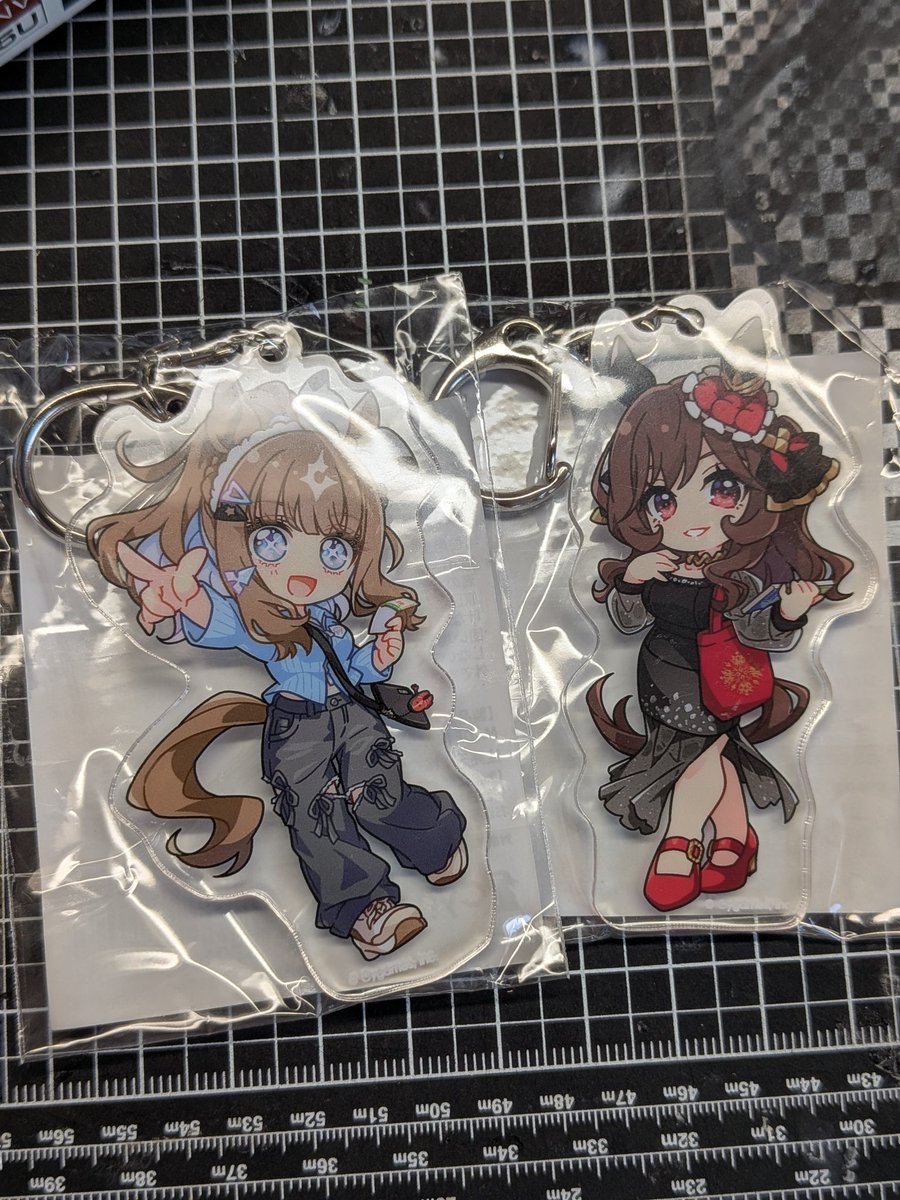 AB6cq's tweet photo. 今日は博多マルイのウマ娘ポップアップストアに寄ってドンナとアモアイのアクキー買いました。かわいい https://t.co/kmdXlSbDPh