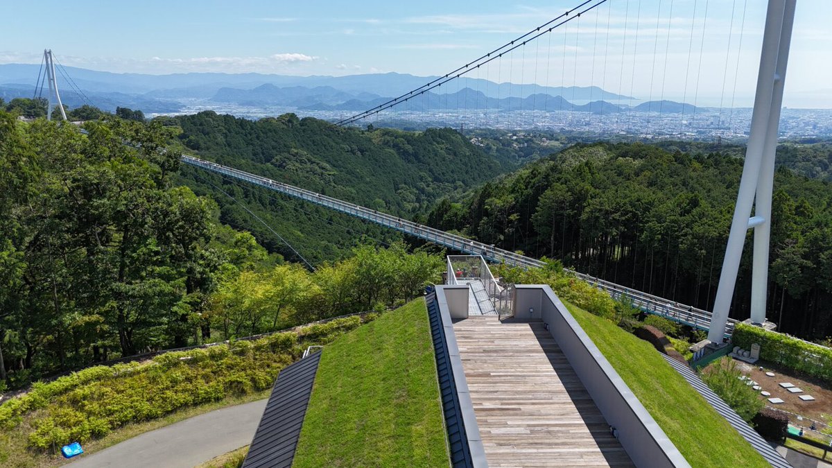 mishima_skywalk's tweet photo. 新絶景施設オープンまであと2日‼️

3つ絶景ポイントが増えます！

今回は「風と空のデッキ」をご紹介👐

全長約14.5mのデッキと約5.5mせり出した先端部からは、富士山、駿河湾、つり橋を一望する360°の大パノラマ📸
風や光を感じながら空や景色との一体感を味わえる開放的な空間です✨ https://t.co/FTW4ZgR7RW