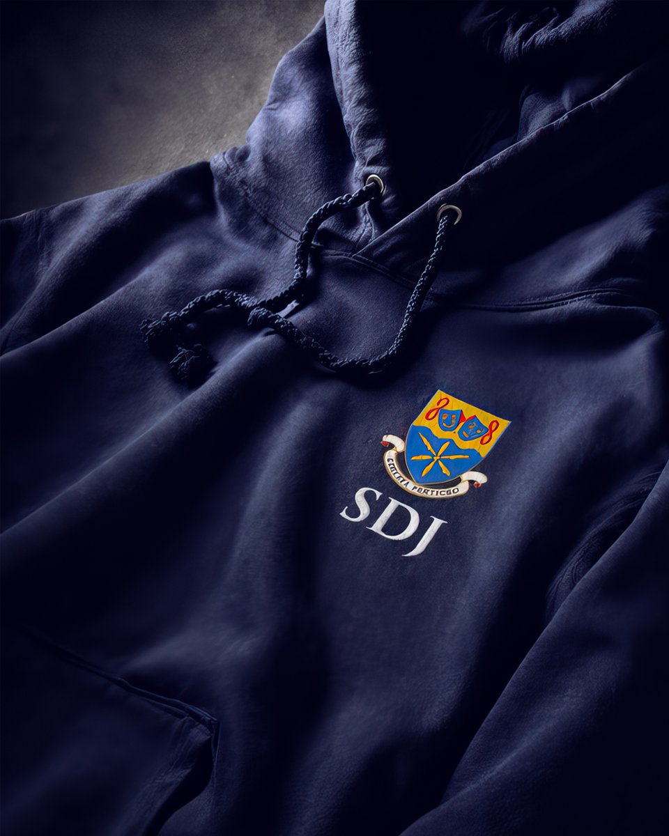 davidjasontour's tweet photo. Celebrate #AnEveningWithSirDavidJason with our exclusive official tour merchandise – now available to buy online via our website and at every tour date!

Featuring:

📖 The Official Tour Programme – packed with exclusive interviews, fascinating insights, behind-the-scenes stories, and a wealth of photographs celebrating Sir David Jason's remarkable career.

👕 Premium Cotton Tour T-Shirt – featuring the Sir David Jason Coat of Arms crest on the chest, with the full list of theatre tour venues on the back.

🧥 Exclusive Tour Hoodie – a premium navy hoodie featuring the Sir David Jason Coat of Arms crest on the chest, with the full list of theatre tour venues on the back.

#OfficialMerchandise #DavidJason #UKTour #OnlyFoolsAndHorses