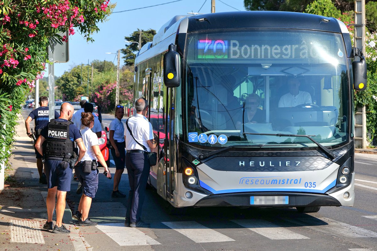 villedeSixFours's tweet photo. ☀️Un été en toute sécurité à Six-Fours !

Vaste opération de contrôles jeudi et vendredi (mer, routes, plages, transports) menée par la Police Nationale et Municipale pour garantir la tranquillité de tous.

Le Maire @Boccaletti83 a salué l'engagement des forces de l'ordre.👮‍♂️ https://t.co/BWTrulyMv9
