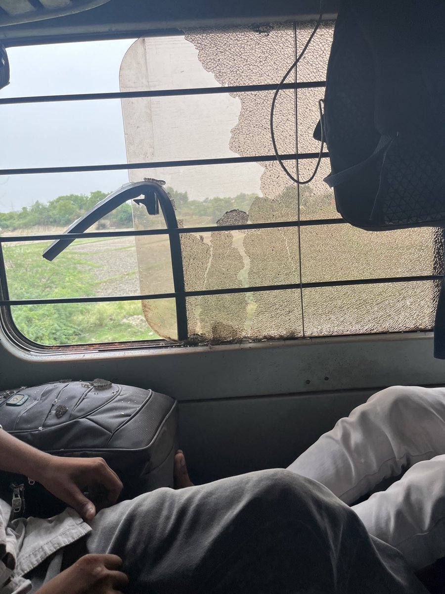 Shailesh_pathk's tweet photo. प्रयागराज से वाराणसी की ओर जाने वाली 15160 सारनाथ एक्सप्रेस पर सरायचंदी और फूलपुर के बीच पत्थर मारा गया 
कृपया ध्यान दें 
@RailMinIndia @rpfnr_ @Uppolice https://t.co/gsOTsYlSwr