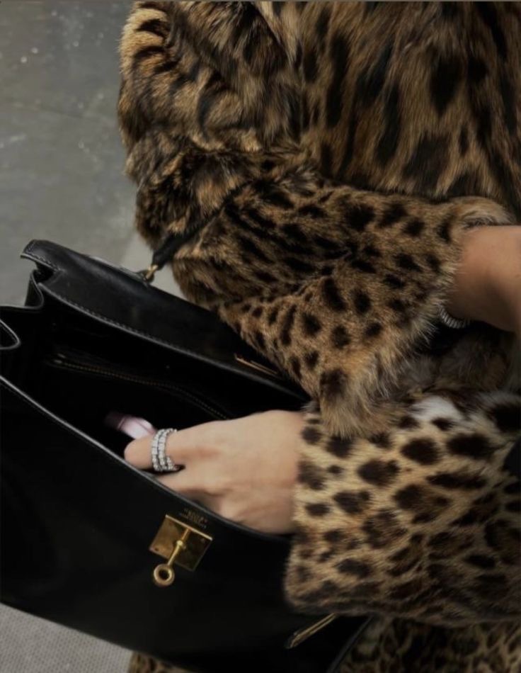 Diorgirlx's tweet photo. leopard print aesthetic https://t.co/Tzzt4KMeLr