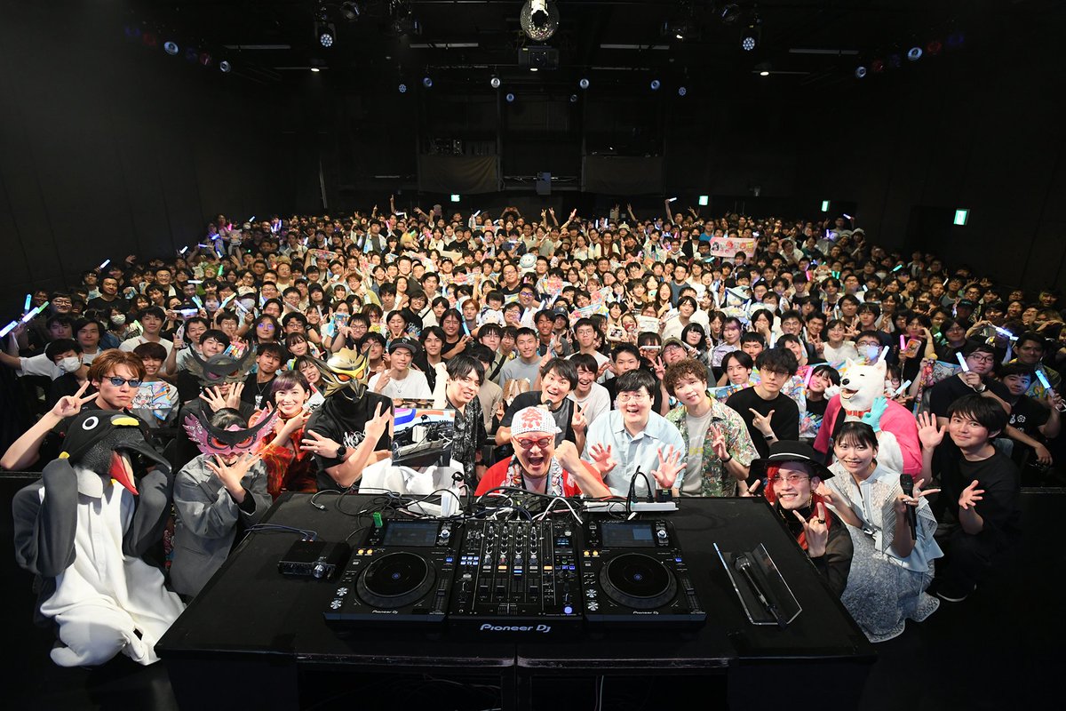 maimai_event's tweet photo. ✨記念写真公開！✨

#maimaiライブ2026 の昼公演・夜公演のエンディングで、ご出演＆ご来場の皆さまと撮影した集合写真を公開！

改めてご来場、そして沸かしていただき、ありがとうございました！❤️‍🔥🎧

#沸かしてきたぜmaimaiでらっくすMUSiCLiVE2026 https://t.co/8IQE19F1ZK