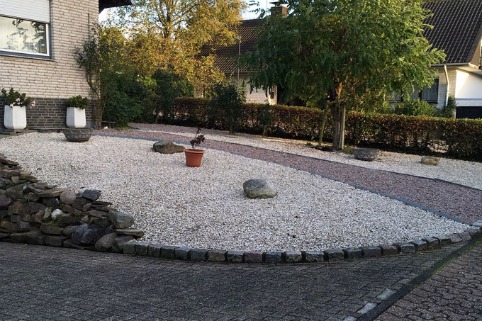 GermanMistress's tweet photo. Mal ehrlich: Weiß hier jemand, wie Photosynthese funktioniert? 
Mein Nachbar meinte, mein Garten sei 'zu zugewuchert'.

Ok, Miss SchotterSteinGarten 

Ich war der Ansicht Grünzeug rettet unser Mikroklima, Steine machen es nur heißer #germistress https://t.co/momTnBagw8