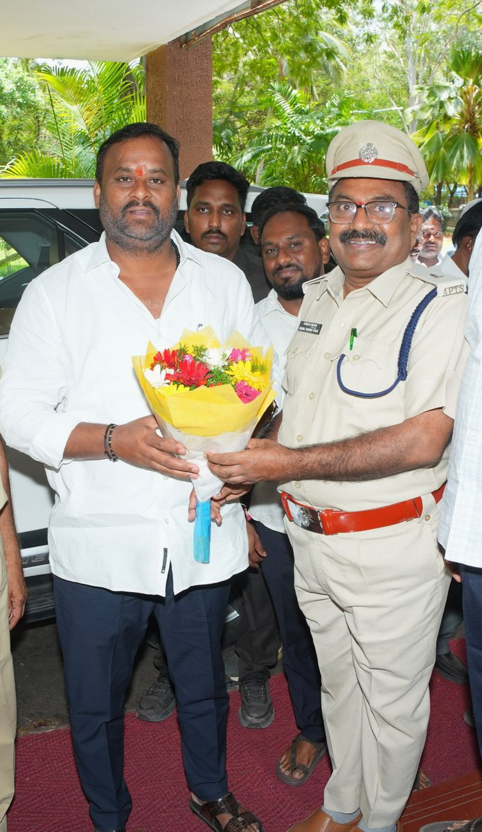 IRayachoti's tweet photo. ఆంధ్రప్రదేశ్ రాష్ట్ర రవాణా, యువజన &amp; క్రీడా శాఖ మంత్రి వర్యులు శ్రీ మండిపల్లి రాంప్రసాద్ రెడ్డి గారి తిరుపతి జిల్లా పర్యటన సందర్భంగా, తిరుపతిలోని పద్మావతి గెస్ట్ హౌస్‌లో మర్యాదపూర్వకంగా కలిసిన ఐటీడీపీ రాష్ట్ర కార్యనిర్వాహక కార్యదర్శి శ్రీ జి. నాగేంద్ర నాయుడు. https://t.co/IkKRUENsZg