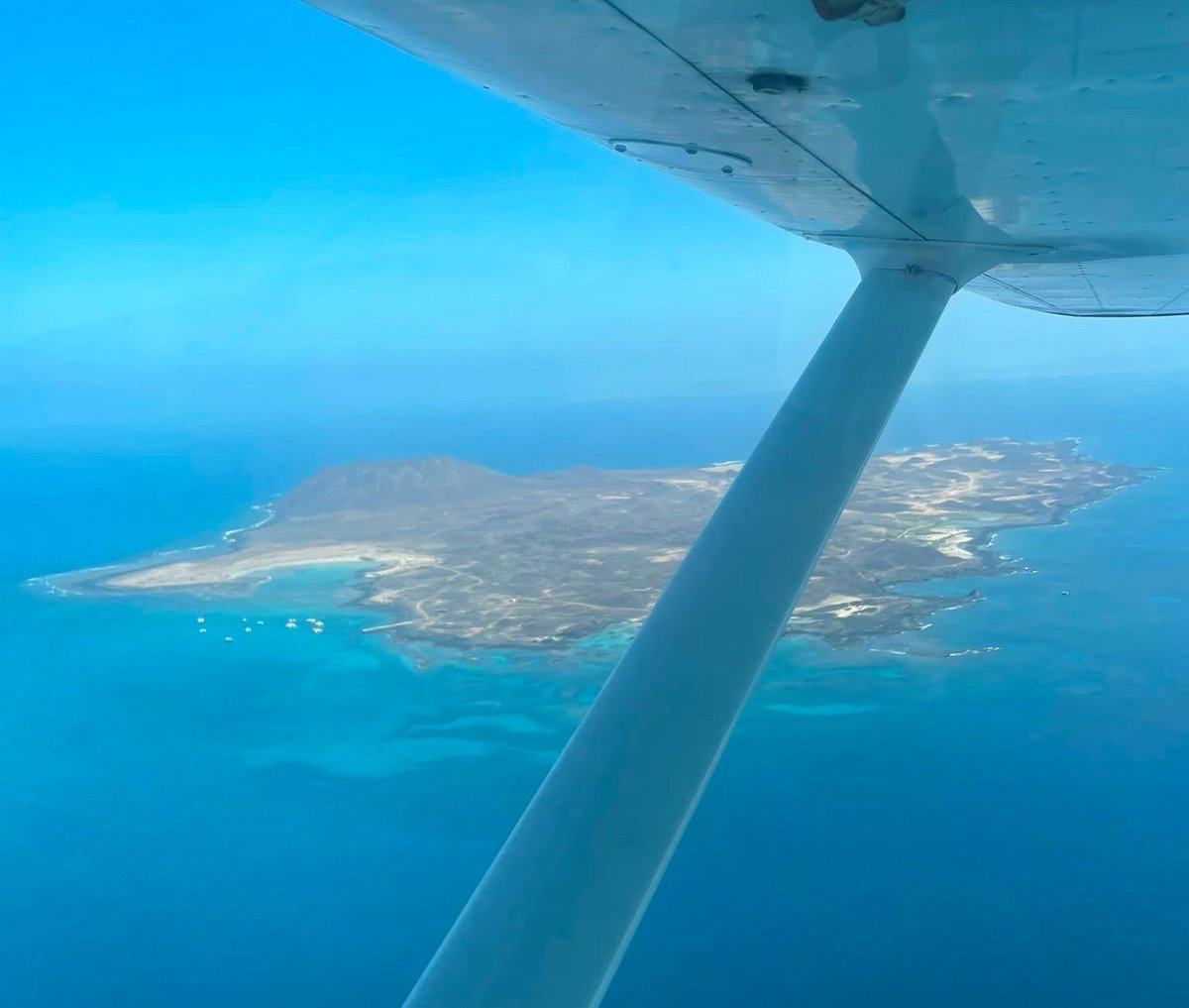 RealAeroclubGC's tweet photo. Días maravillosos para volar…
Hoy ha tenido lugar un vuelo entre dos amigos que han disfrutado de las vistas desde el aire.

Dani y Nathan lo han pasado en grande ✈️ 
.
.
.
.
Info@realaeroclubdegrancanaria.es
#ragc #friends #enjoy #sky #canaryislands https://t.co/YPPsUBRxYg