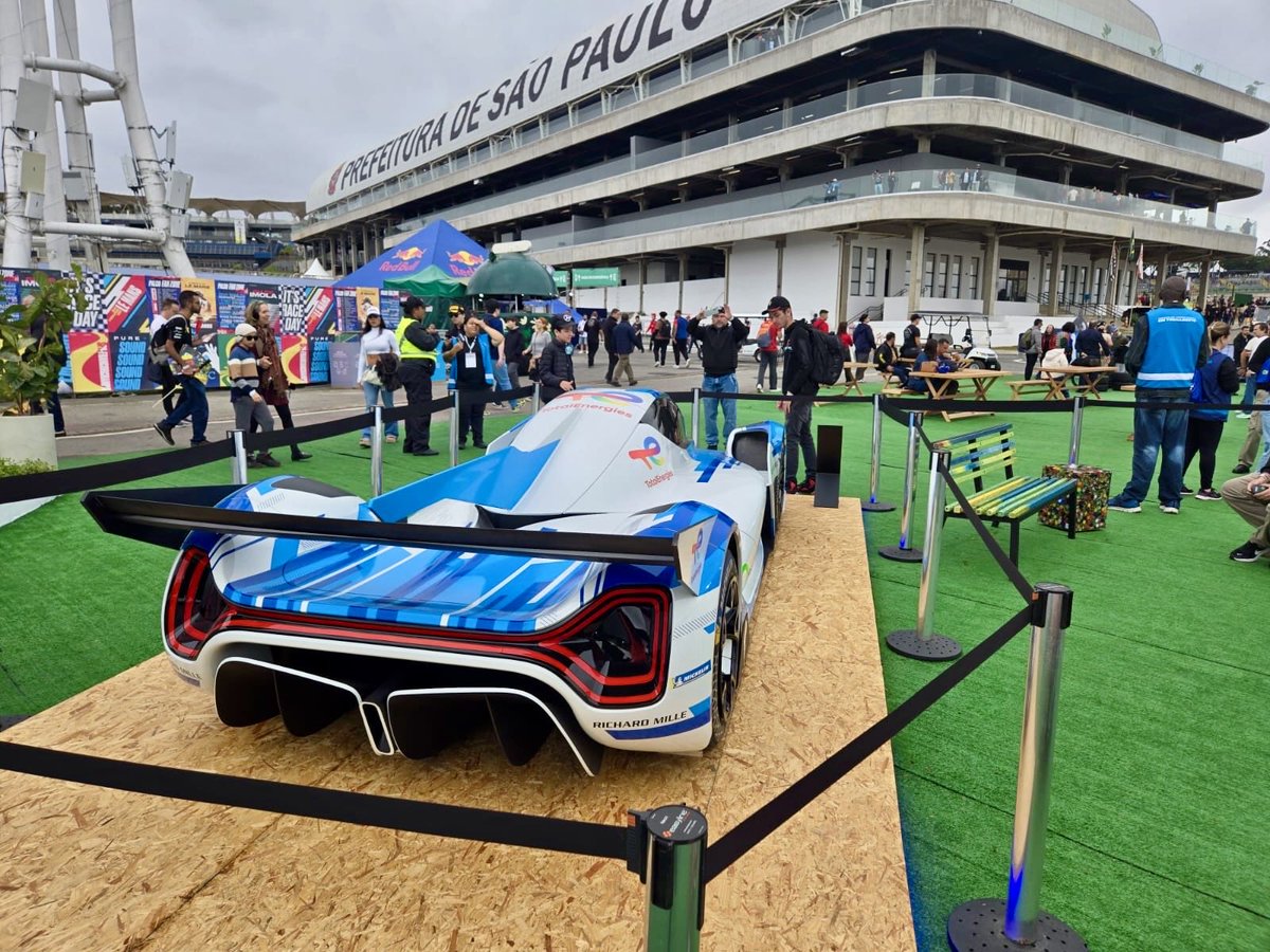 MissionH24's tweet photo. At the Rolex 6H of São Paulo, Bassel Aslan presented the #MissionH24 program to the visitors.

An audience highly sensitive to environmental protection and curious about solutions for the energy transition. 💧

#hydrogen #FIAWEC #6HSaoPaulo https://t.co/BW1ct0qMhk