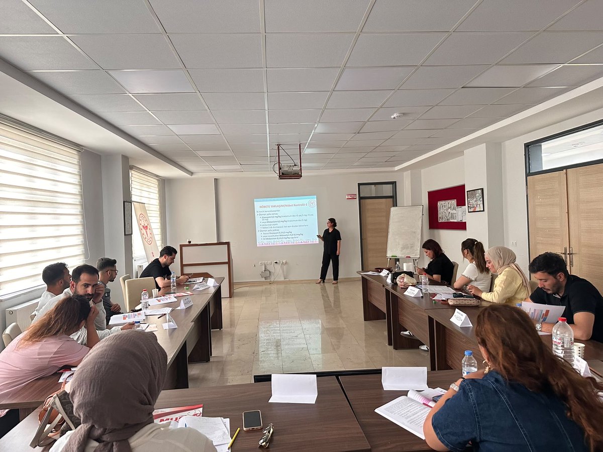 Mus_ism's tweet photo. 📍“Çocuklarda İleri Yaşam Desteği” (ÇİLYAD) eğitimi başarıyla tamamlanmıştır.

İl Ambulans Servisi Başhekimliği Eğitim Birimimiz tarafından personelimize yönelik düzenlenen "Çocuklarda İleri Yaşam Desteği" (ÇİLYAD) eğitimi başarıyla tamamlandı.

gerçekleşen eğitimde;

✅ Şok ve Tedavisi: Çocuklarda şok yönetimi ve senaryo uygulamaları
✅ Kemik İçi Yol ve İlaç Hazırlama: Acil durumlarda damar yolu erişimi ve ilaç uygulamaları
✅ Ritim Bozuklukları: Bebek ve çocuklarda ritim bozukluklarının tanınması
✅ Elektriksel Tedaviler: Kardiyoversiyon ve defibrilasyon uygulamaları
✅ Arrest Yönetimi: Arrest ritimlerin yönetimi ve ileri yaşam desteği senaryoları 
gibi hayati konular detaylıca işlenmiştir.

Personelimiz, geleceğimiz olan çocuklarımıza acil durumlarda en doğru, en hızlı ve en etkili müdahaleyi yapabilmek adına eğitimlerine aralıksız devam etmektedir.

@acilafetgovtr
