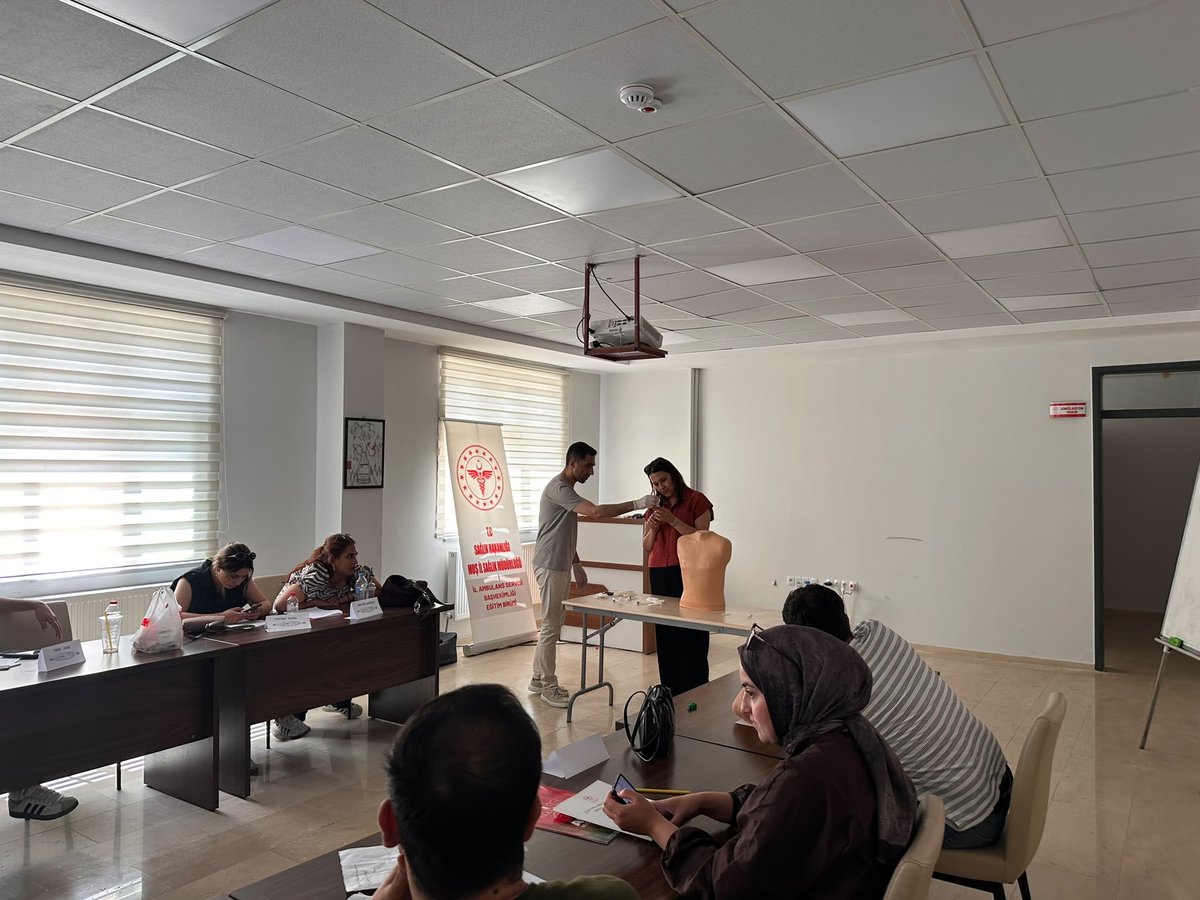 Mus_ism's tweet photo. 📍“Çocuklarda İleri Yaşam Desteği” (ÇİLYAD) eğitimi başarıyla tamamlanmıştır.

İl Ambulans Servisi Başhekimliği Eğitim Birimimiz tarafından personelimize yönelik düzenlenen "Çocuklarda İleri Yaşam Desteği" (ÇİLYAD) eğitimi başarıyla tamamlandı.

gerçekleşen eğitimde;

✅ Şok ve Tedavisi: Çocuklarda şok yönetimi ve senaryo uygulamaları
✅ Kemik İçi Yol ve İlaç Hazırlama: Acil durumlarda damar yolu erişimi ve ilaç uygulamaları
✅ Ritim Bozuklukları: Bebek ve çocuklarda ritim bozukluklarının tanınması
✅ Elektriksel Tedaviler: Kardiyoversiyon ve defibrilasyon uygulamaları
✅ Arrest Yönetimi: Arrest ritimlerin yönetimi ve ileri yaşam desteği senaryoları 
gibi hayati konular detaylıca işlenmiştir.

Personelimiz, geleceğimiz olan çocuklarımıza acil durumlarda en doğru, en hızlı ve en etkili müdahaleyi yapabilmek adına eğitimlerine aralıksız devam etmektedir.

@acilafetgovtr