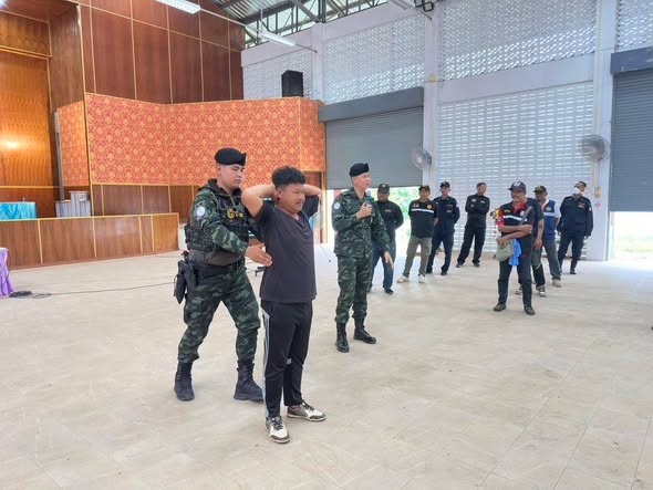 armypr_news's tweet photo. "ฉก.ราชมนู จัดอบรมเสริมสร้างเครือข่ายกำลังประชาชนพิทักษ์ชายแดน ในพื้นที่ อ.พบพระ จ.ตาก"
หน่วยเฉพาะกิจราชมนู กองกำลังนเรศวร เสริมสร้างเครือข่ายประชาชนพิทักษ์ชายแดน ร่วมกับ ปลัดอำเภอพบพระ และผู้ใหญ่บ้าน โดยให้ความรู้ด้านการฝึกบุคคลท่ามือเปล่า การลาดตระเวน การตรวจค้นบุคคลและยานพาหนะ ตลอดจนการตั้งจุดตรวจและจุดสกัด ณ หอประชุมที่ว่าการอ.พบพระ จ.ตาก
#ศูนย์ประชาสัมพันธ์กองทัพบก