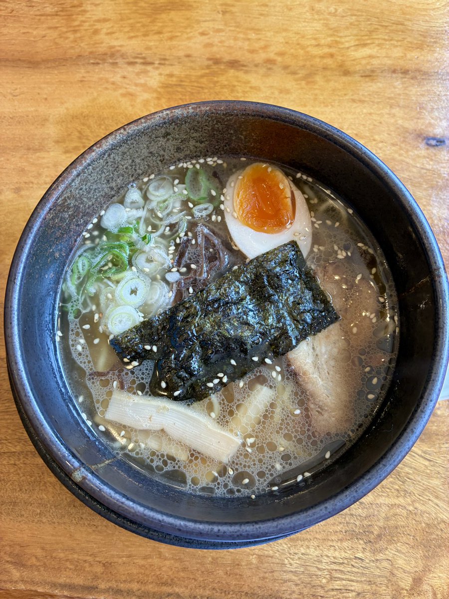 DCT_MASATO's tweet photo. 鳥取牛骨ラーメンを食べていたら偶然にファンクザピーナッツが流れる奇跡😜 https://t.co/9XOpwjxMNi
