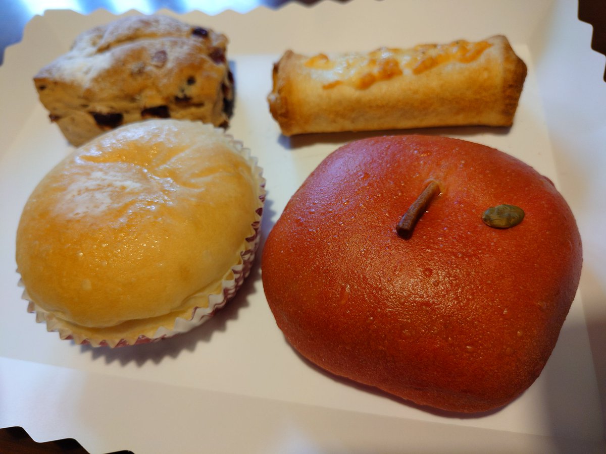 moririn_u2's tweet photo. かなり久しぶりに食べた地元の道の道のパン✨️
左下のパン、17年前に作ってた懐かしい記憶😁
変わらぬ美味しさ✨️
遂に私の部屋…窓全開・扇風機2台稼働しても30℃超える時期来たよ😰
最高気温30℃超えてないのにね😔
早く19日になって欲しい🙏
叔母が無事手術成功し、昨日退院し母も安堵😊 https://t.co/mqPBlM0ZHM