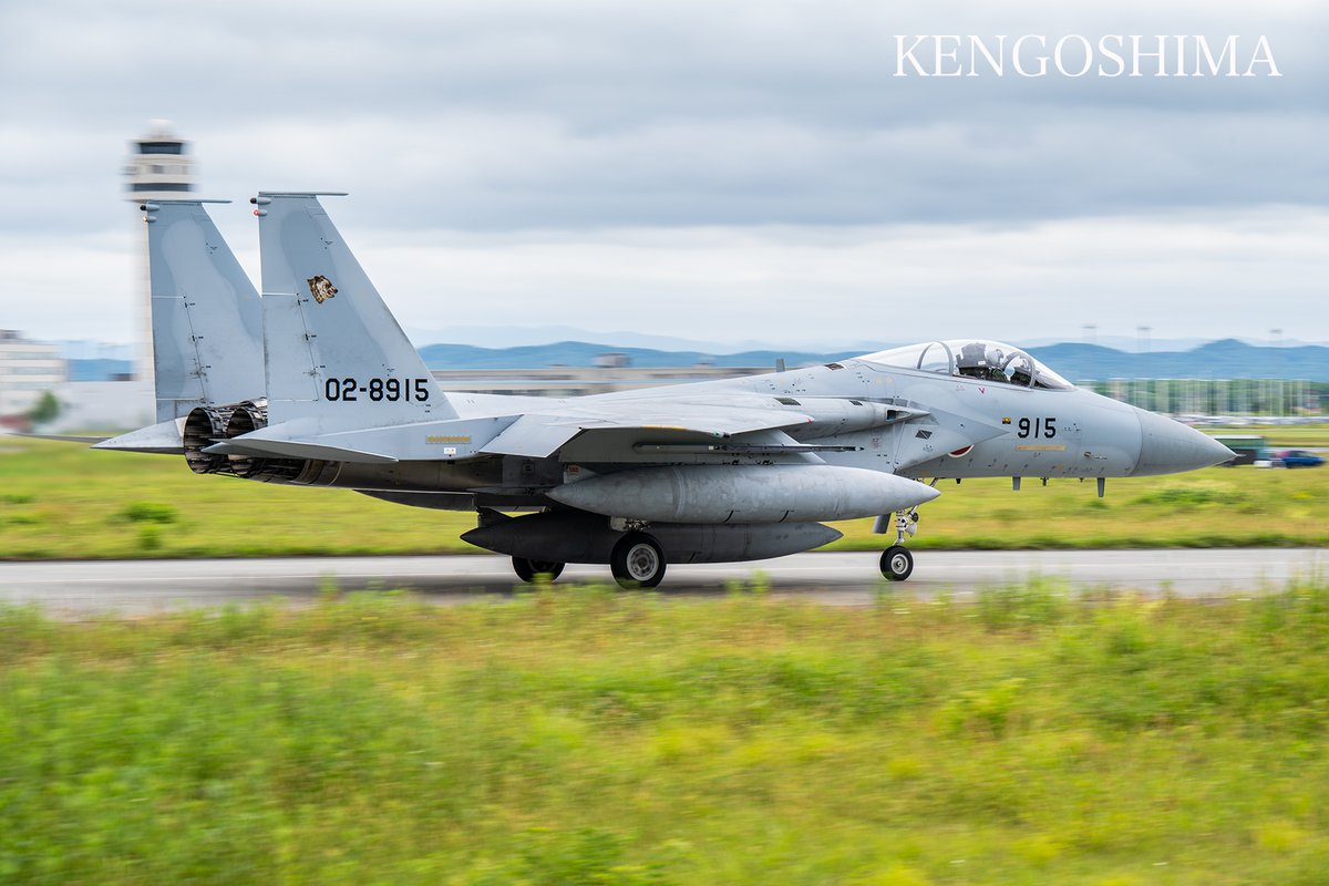 千歳管制塔を背景に誘導路を進む第201飛行隊F-15Jを少し流して撮影
