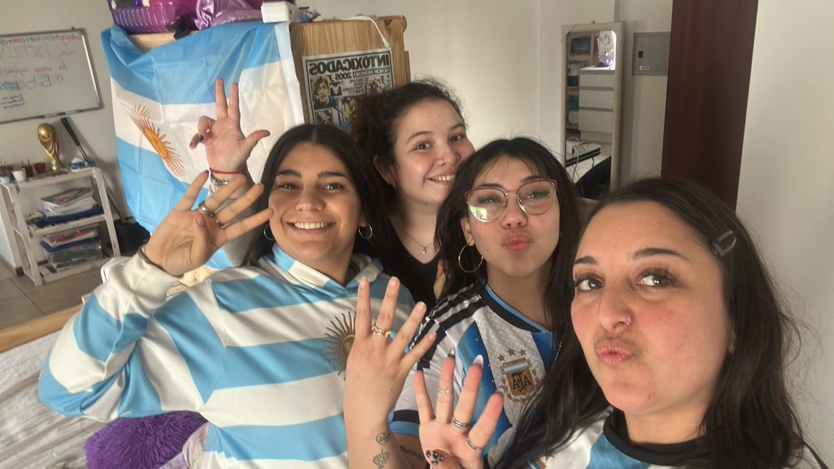 blo4ia's tweet photo. Compartirlo con ustedes es lo que más amo, mi curita🤍 https://t.co/98exPkVWXs