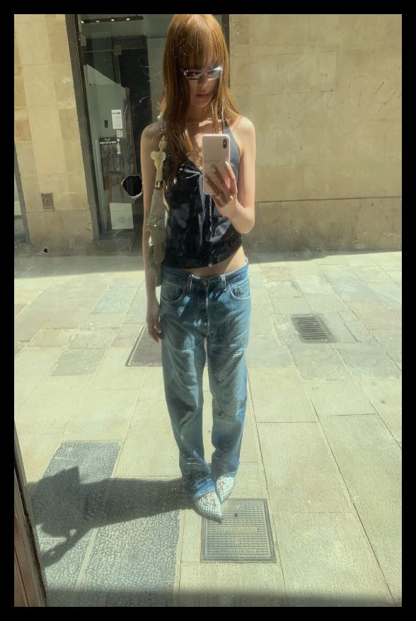Boizin06's tweet photo. A voice behind her made her turn around, and she saw Mia Carter—her younger sister, who worked as a gift shop attendant at the zoo—walking toward her, a smile on her face. “Hey, sis,” Mia said, pulling out a chair and sitting down beside her.⛩
Understand those who think di https://t.co/ji7tyHTQM4