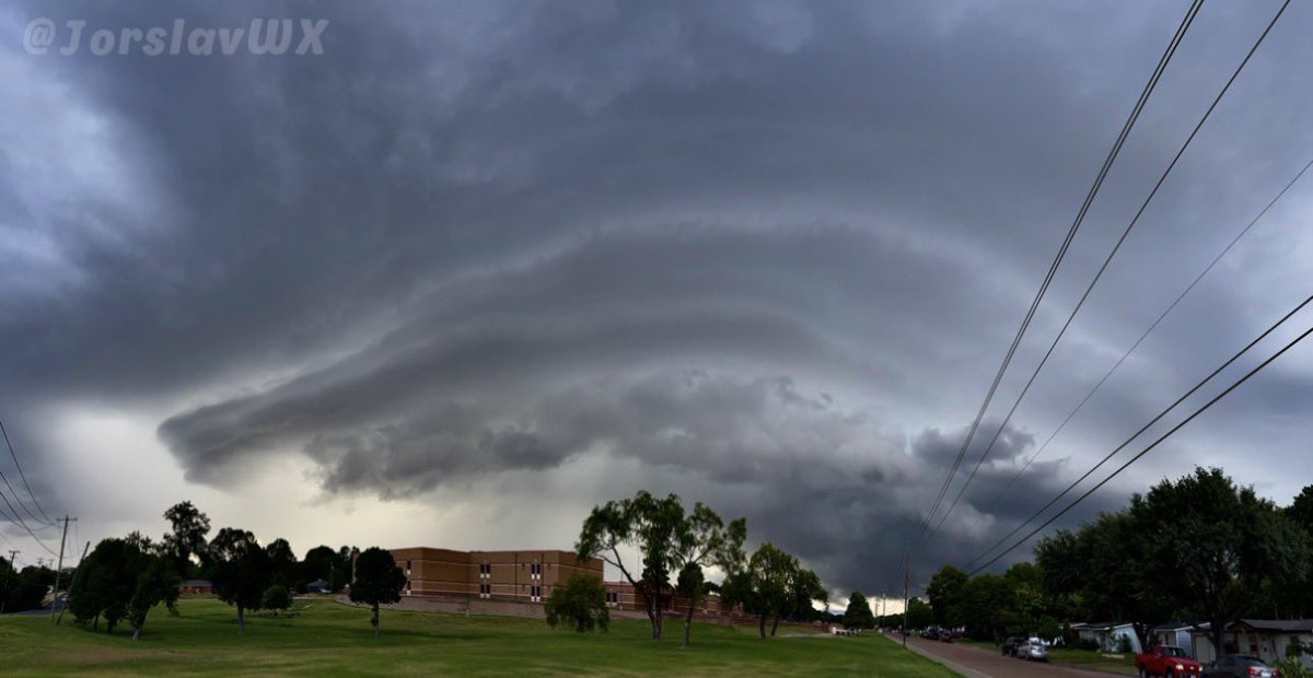 getcapbusted's tweet photo. My view of this awesome supercell embedded within a cold front/outflow boundary this evening that plowed through Mesquite. Nice to have a refreshing soaker during the usual offseason. Pictures taken from 7:03-7:10 pm. @TxStormChasers #txwx #wxtwitter https://t.co/xwwvahajsc