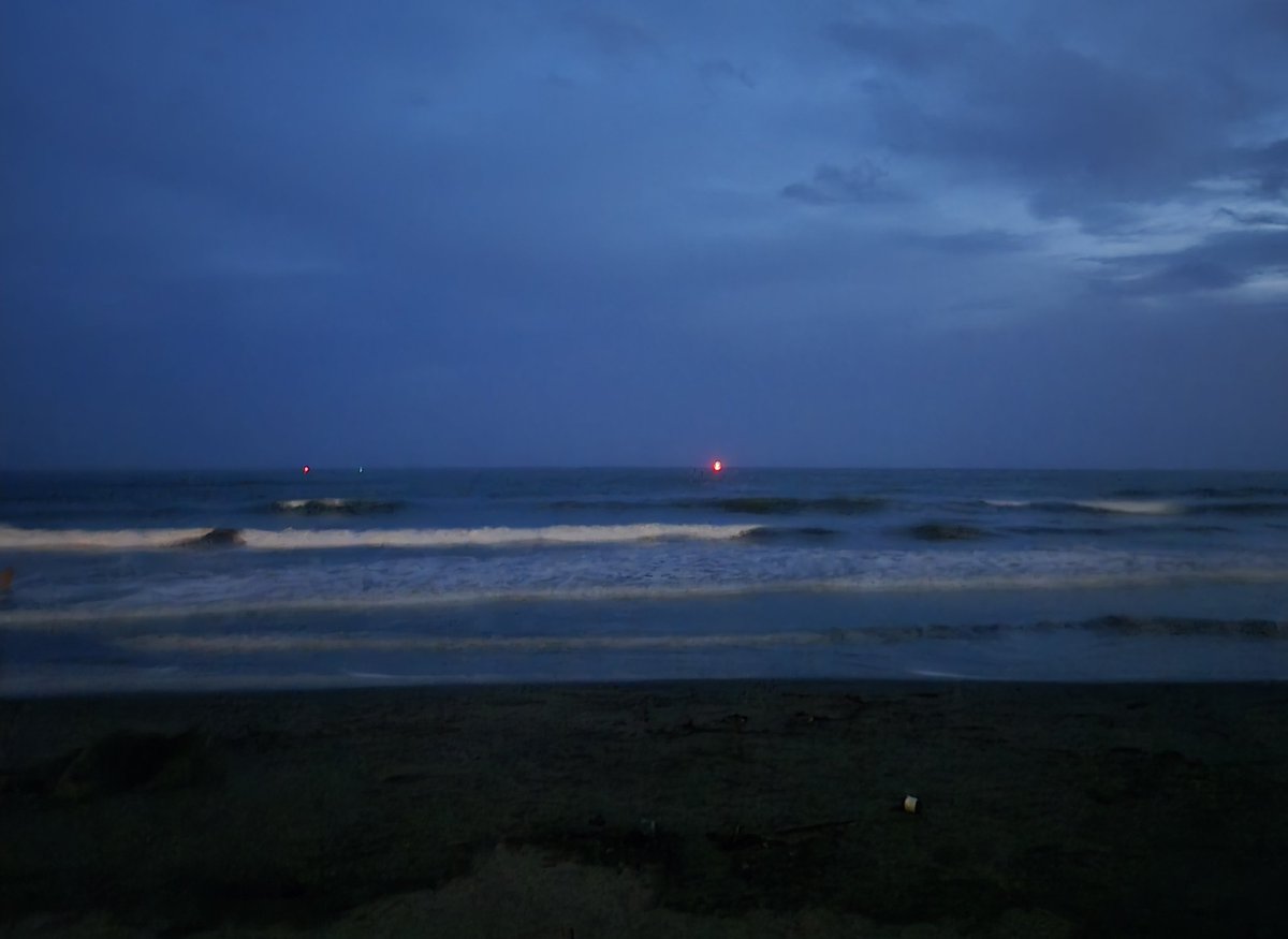 ibk_85's tweet photo. 昼の海と夜の海はまた違った景色
夜は吸い込まれそうになるような
幻想的 https://t.co/EAfqfwWQGl