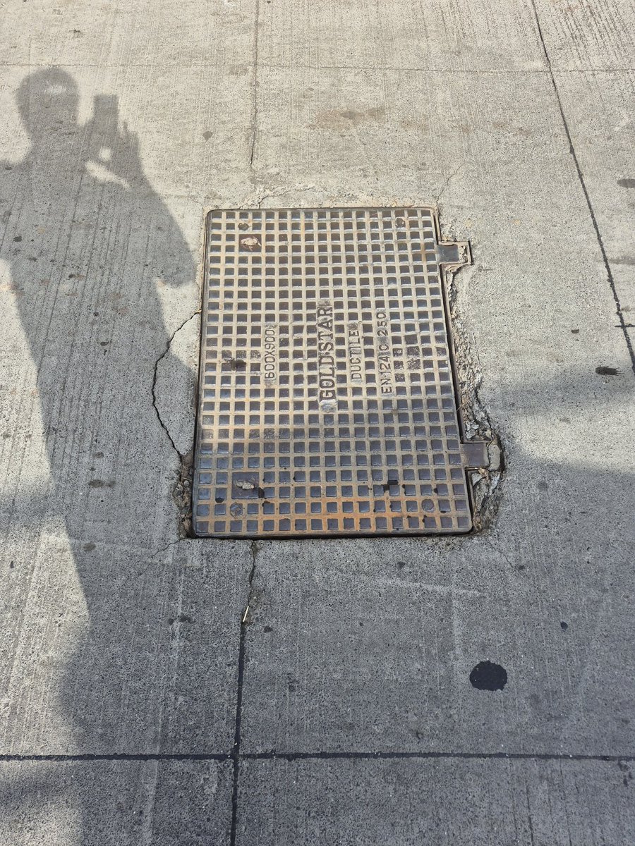 NeilGonsalves9's tweet photo. A cracked manhole cover opposite Gonsalves Street Vile Parle East Gauthan V S Khandekar Rd has become a serious safety hazard The surrounding cement is also loose posing a risk to pedestrians Pls kindly repair it urgently.

@mybmcWardKE @mybmc @RoadsOfMumbai @KrishnaHegde_SS https://t.co/DRcGVCblNq