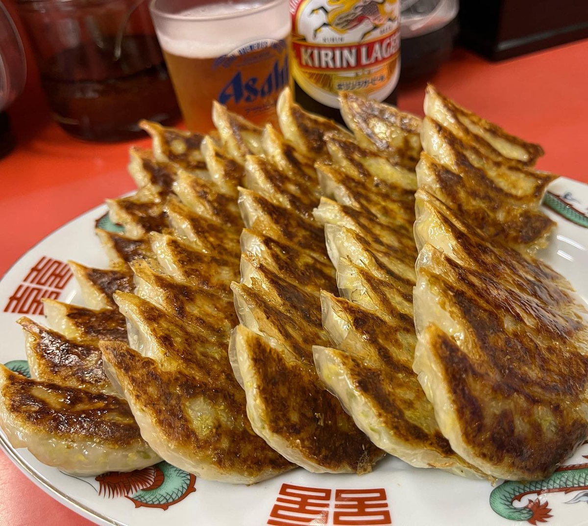 osaka2shin's tweet photo. 大阪民に聞きたい。

大阪で一番美味しい餃子ってどこですか？🥟

個人的には大阪市内じゃないけど、東大阪・住道にある「丸正 本店」さん。

食べ物のメニューは餃子だけ。

それでも行列ができる、もはや餃子のレジェンドみたいなお店です😂

餃子一本で勝負しているお店で、1つ1つのサイズも小さいのでバクバク食べれる😳
何度でも通いたくなる美味しさでした😋

餃子の王将とか餃子の満州みたいなチェーン店の餃子はもちろん美味しいけど、「この店は別格」っていうお店ありますか？🥟

大阪市内・市外問わず、みんなの推し餃子を教えてください！

#大阪グルメ
#グルメ
#餃子
#丸正
#大阪人に問いたい