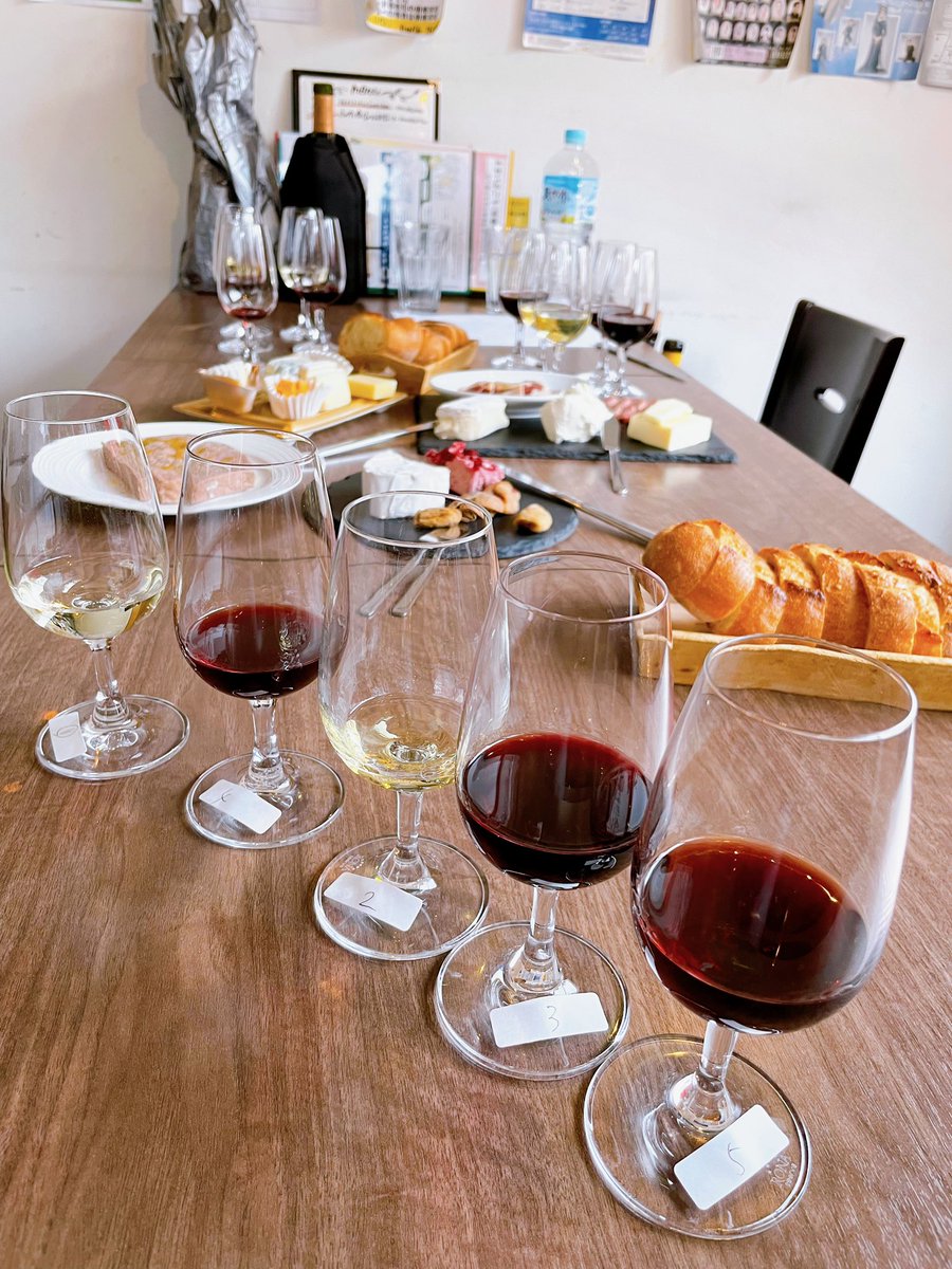 winemori's tweet photo. ちなみに昨日は店休の店内で、先輩ソムリエや去年ワインエキスパートに合格されたお客様との持ち寄りワイン会。

ブラインドテイスティングの後、それぞれのワインを発表しながら答え合わせ。

好きなワインを持ち寄ると、新たな発見がたくさんあって、楽しいですね

すごいワインも飛び出して驚愕！ https://t.co/iURY3vwmCj