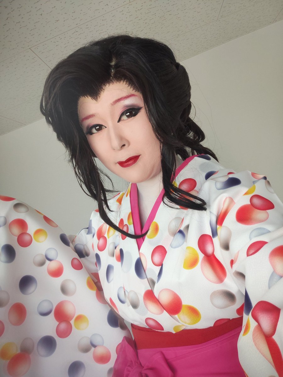 c_temari_'s tweet photo. 仏生山天龍座で公演中の
劇団絆さまに
2日間お世話になりました🙇

たくさんのお客さまに
足を運んでいただき
本当に幸せな2日間でした
緊張しまくりな私を
なごませて下さる
お客さまには
感謝でいっぱいです✨
沢山の声援が
人気者になったのかと
勘違いさせてくれました笑

※写真の二重あご〜🤣 https://t.co/nRusTtYzbN