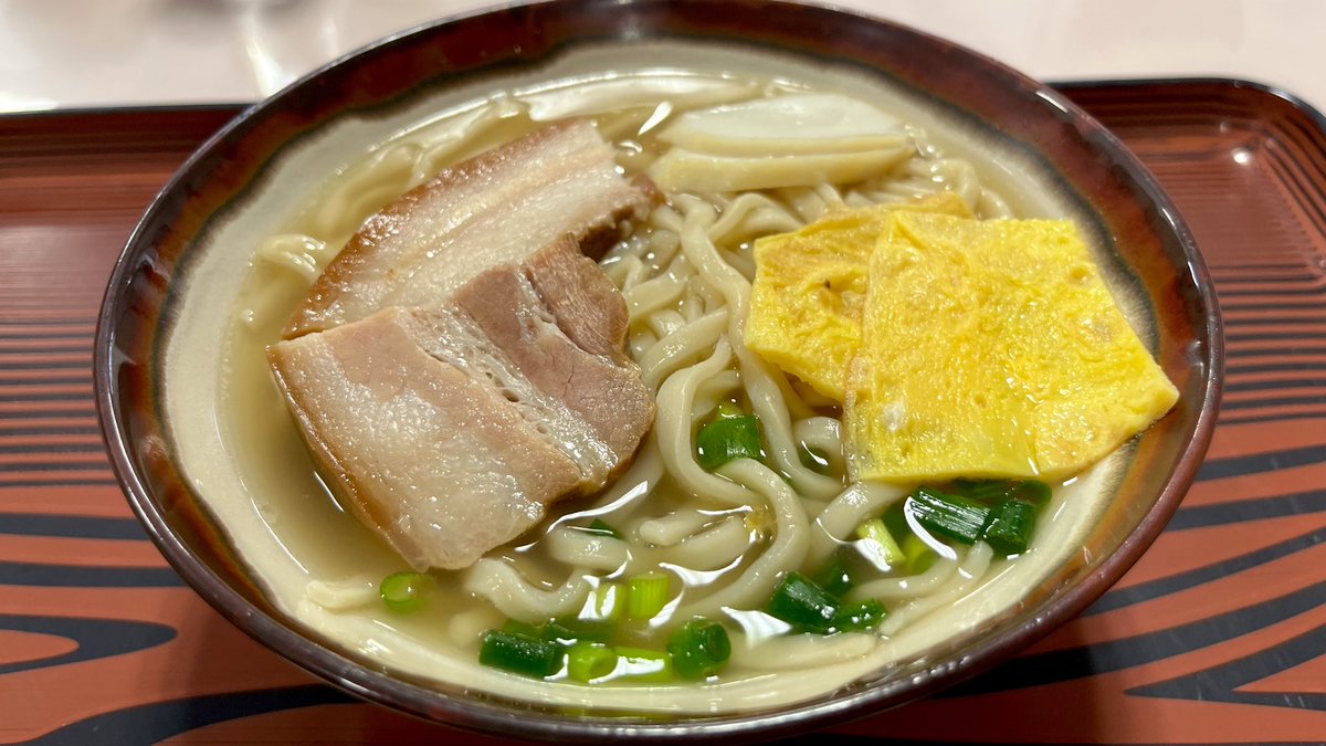 nanami_sado's tweet photo. 真野御陵横の観光センターで、今日明日2日間限定営業の沖縄そば食べてきた〜！
お土産売り場には天然石や骨董品、無名異焼や駄菓子、更には人魚のミイラまであって、なかなか面白いことになっております。 https://t.co/F6VQtqeiOW