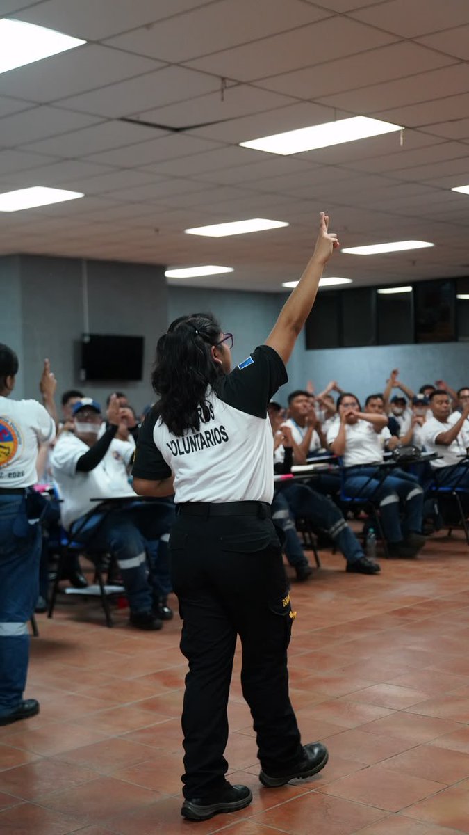 CvbEnb's tweet photo. Lenguaje de señas, manejo de oficios, rescate vertical, orden cerrado, acondicionamiento físico y natación fortalecen la formación, donde se preparan profesionales con los más altos estándares para servir a Guatemala.

#EscuelaNacionaldeBomberos

#FormacionBomberil https://t.co/0iIVXW7GDA