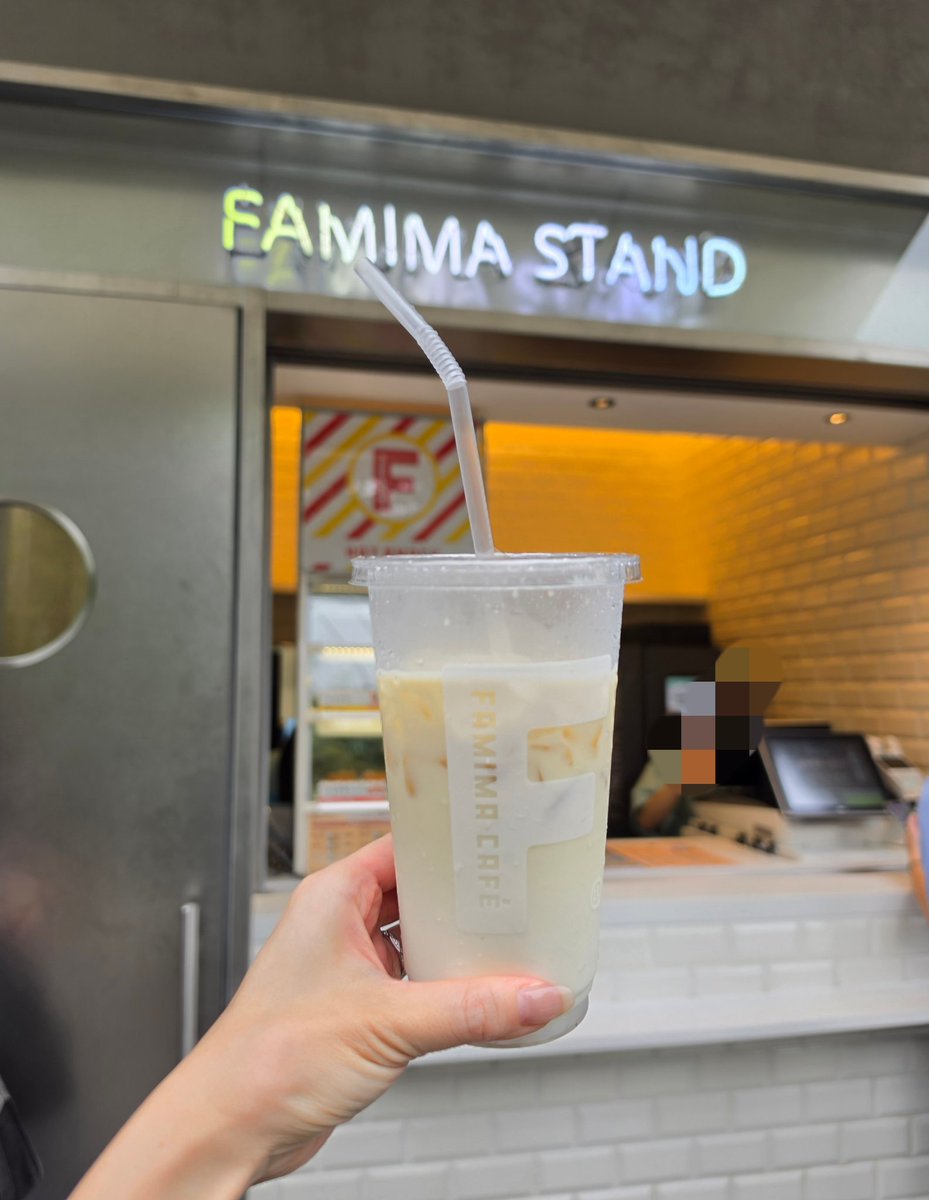 __yuaxxyua's tweet photo. 7/10にオープンしたFAMIMA PARK AZABUDAI。ここでしか飲めない限定メニューで淹れたてのアイスミルクティーが飲めるの最高すぎた。甘さや茶葉も選べて、LLのビックサイズでも360円の破格。 https://t.co/S4rSnMoQGj