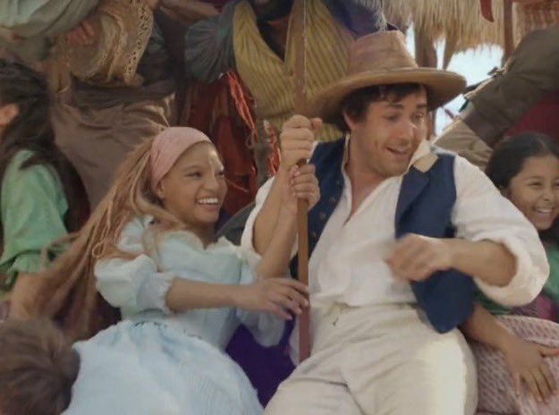 ogarracena's tweet photo. A Halle Bailey e o Jonah Hauer-King têm uma química excelente, e o fato de Ariel e Eric compartilharem os mesmos desejos – conhecer novos mundos e romper as limitações impostas a eles – faz com que esse casal funcione ainda melhor no live-action. 🩵 https://t.co/24tl3N6XtB