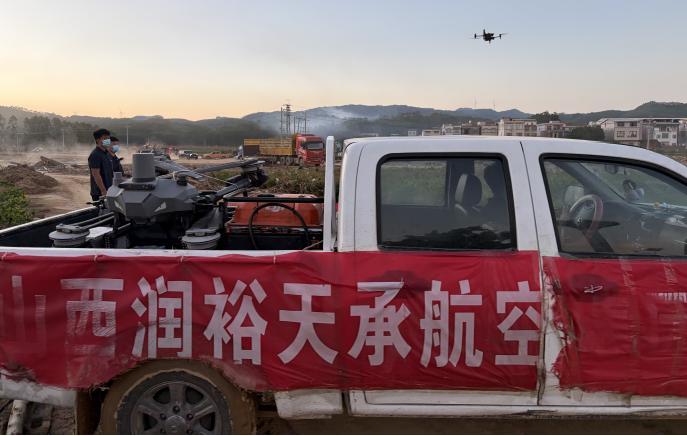 xpng80120833376's tweet photo. 近期，我国多地遭遇极端降雨险情，防汛救援时刻都在进行。武警驾舟涉水转移群众，大疆无人机凌空吊运被困人员、空投救灾物资，山西救援队伍千里驰援，安置点妥善安顿受灾群众。桩桩实事落地，生动践行人民至上、生命至上的理念，风雨面前所有人同心守护万家平安。 https://t.co/cV3lvGF3Qs
