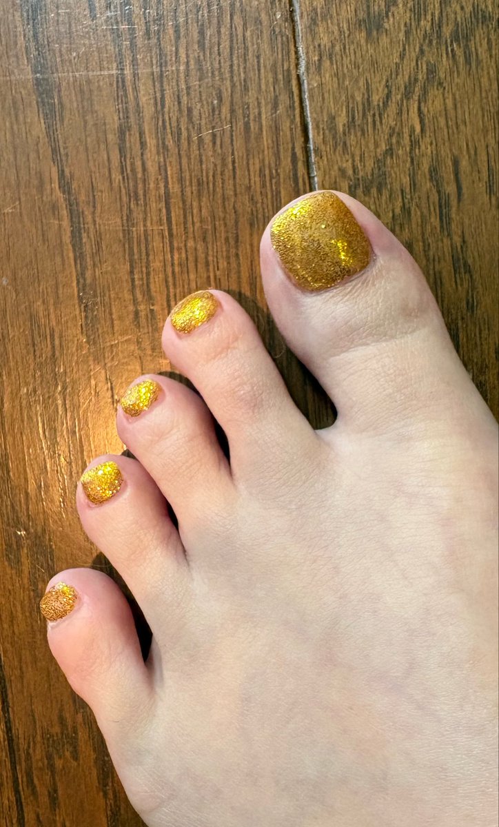 memesuce's tweet photo. 友達のフットネイルがゴールドで素敵だったのでまねっこしつつ、足に推しを降臨させようと思って推しの衣装色を吟味したら…
マツケンサンバみたいになった。
ものすごくギラギラ���てる。 https://t.co/nqqQ0Nsp8C