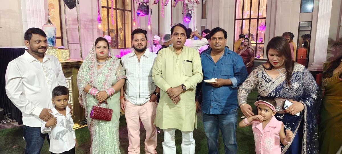 MlcSuresh's tweet photo. गाजियाबाद के प्लैटिनम, राज नगर एक्सटेंशन में श्री संदीप कश्यप जी के सुपुत्र के शुभ विवाह समारोह में सम्मिलित हुआ।

इस पावन अवसर पर नवविवाहित युगल को सुखमय, समृद्ध एवं मंगलमय वैवाहिक जीवन की हार्दिक शुभकामनाएँ एवं आशीर्वाद। 
#sureshkashyap https://t.co/02aD4N50Gb