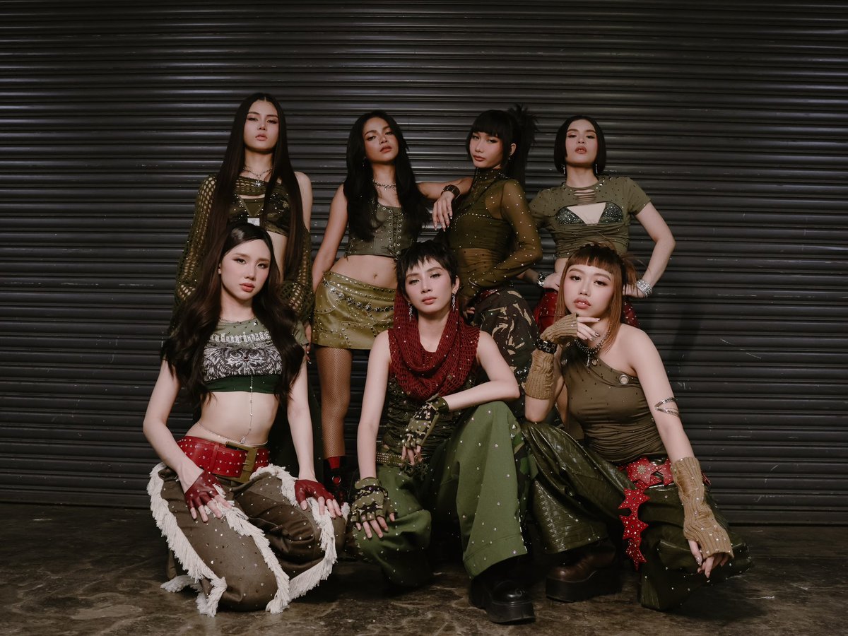 janra__'s tweet photo. the sparkles are my favorite detail of this look. ✨

seeing the girls shine like the stars they are on the Araneta stage ✨❤️‍🔥 https://t.co/yjdUA1y2Z1