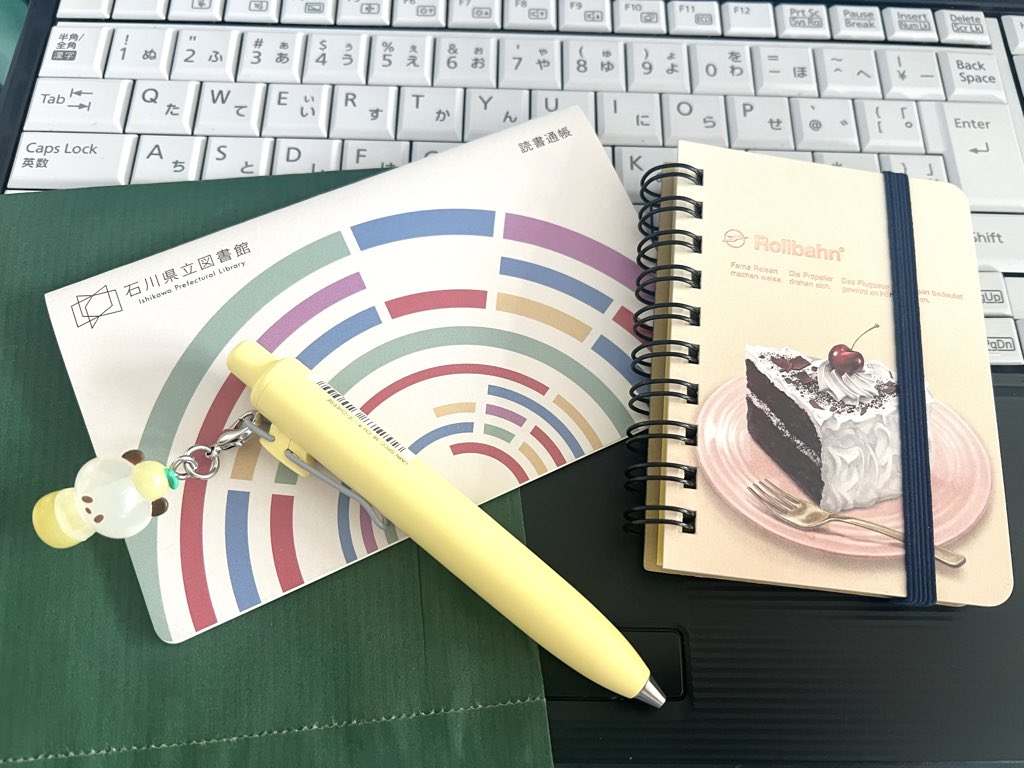 Dayan1165's tweet photo. #読書　#読書通帳 #いまる民
お友達から大好きな石川県立図書館の読書通帳をお土産に貰いました💕
読書通帳の事はどこかの記事かテレビかで存在は知ってましたが、地元で見かけた事がなく、ずっと素敵だなぁと思ってました。持ってる本と読みたい本の記録をまとめたくてミニロルかなぁと思案中❣️ https://t.co/iayVHXkpJh
