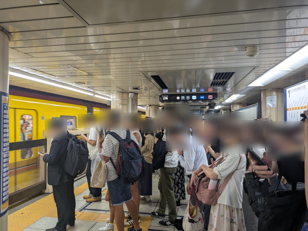 manin_dotto_com's tweet photo. 銀座線新橋駅、島式から混雑緩和のために1線分拡張したホームといった感で（wikiによると拡張は1980年）昔は混んでいたんだなあと4分待っていたら、普通に昼間なのにここまで人が累積してドアあたり21人乗車・新橋発時点で混雑率120%ほどと、なかなか今でも混んでいる https://t.co/sQWJhhjrtR