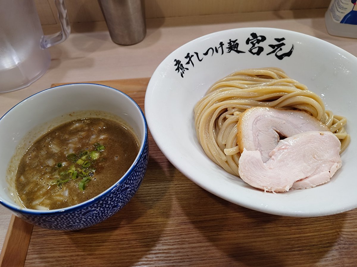 sugimaru427's tweet photo. 煮干しつけ麺　宮元

極濃煮干しつけ麺
煮干しの和え玉（醤油味）

濃厚な煮干しのつけ汁に極太麺が絡んでたまりません🤤
これだけ振り切った味だと好みが分かれるんだろうなぁ🤔
でもオイラには、ストライク💯

和え玉は煮干し油✕特製カエシ✕パッツン細麺でこれまた旨し❗️

ご馳走様でした https://t.co/vcClnIUDoO