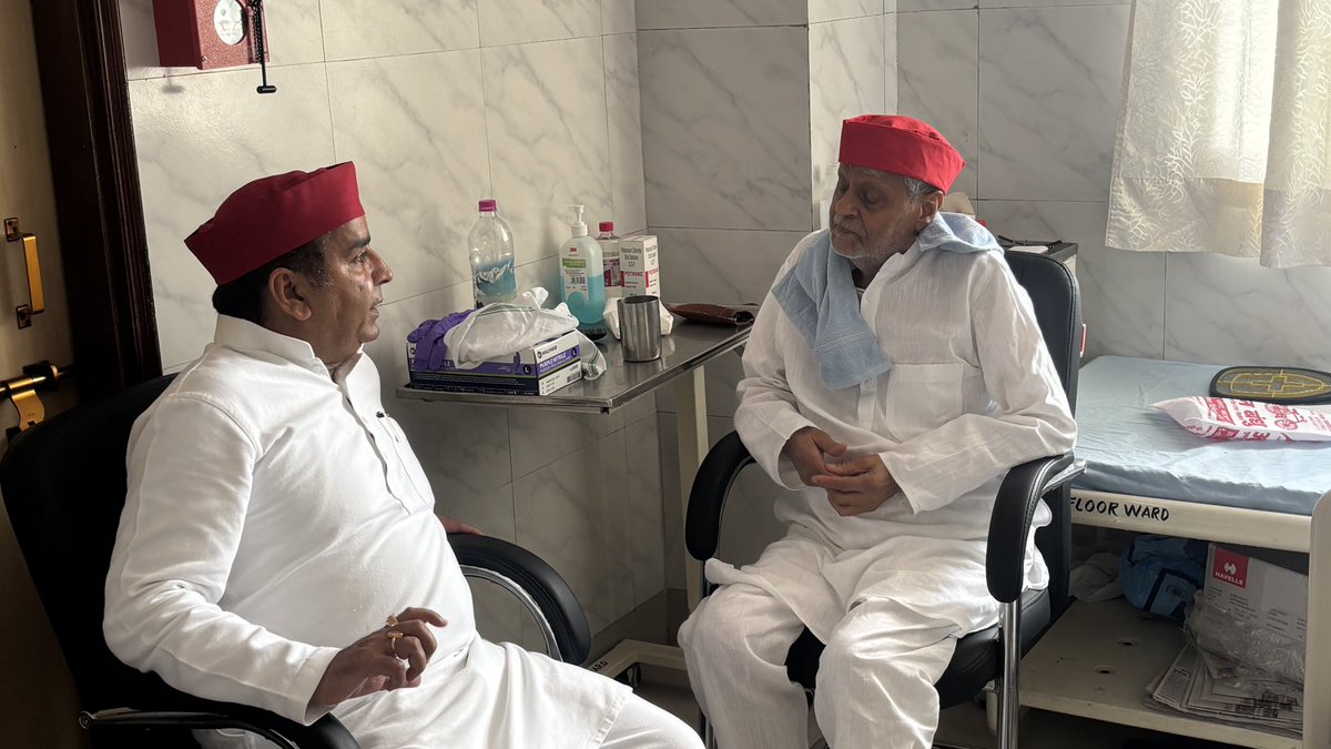 MPDharmendraYdv's tweet photo. समाजवादी पार्टी के राष्ट्रीय सचिव, पूर्व कैबिनेट मंत्री एवं मुख्य प्रवक्ता आदरणीय श्री राजेंद्र चौधरी जी से राम मनोहर लोहिया हॉस्पिटल लखनऊ में भेंट कर उनके स्वास्थ का हाल जाना। उनके उत्तम स्वास्थ्य और दीर्घायु की मंगलकामनाएँ। ईश्वर से प्रार्थना है कि वें जल्दी ही पूर्ण स्वस्थ होकर हम सबका चुनावी रण में मार्गदर्शन करें।