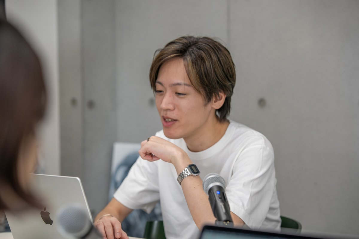 stans_jp's tweet photo. #スタンスラジオ
#043｜新！東京メンバー：裏山デザイナーがやってきた

今年5月に入社したデザイナーの吉村にインタビュー🎙️

デザイナーを志した経緯や前職での経験、最近ハマっているサッカーの話など、たっぷりとお届け⚡️

同い年ペコとの掛け合いにもご注目です👀

【今回のトピック】
・父のひとことでデザイナーに
・学びと経験の新卒時代
・スタンスの熱量に惹かれ、アタック！
・ゲーム→サッカーにハマった話
・今後の目標とは…

↓Podcastリンクはツリーへ
