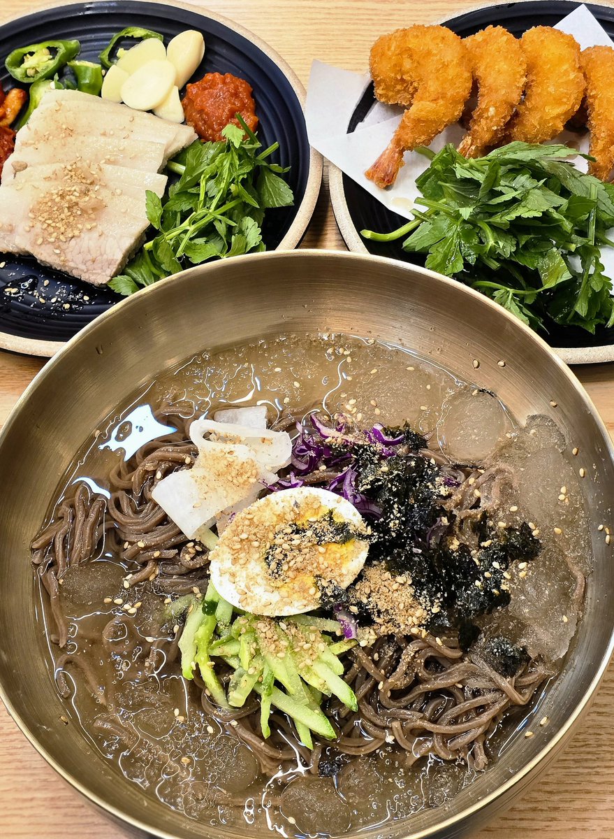 cherry_meal_'s tweet photo. 어제의 저녁이었던 동치미 메밀막국수, 미나리 수육, 새우튀김🍤

날이 더우니 계속 시원한 면류가 땡기네요... 대만 다녀온 후 반강제 자린고비 생활 + 여러모로 바빠서 활동이 뜸했는데 다시 열심히 접속 해 볼게요! https://t.co/GELBA1Ut1p