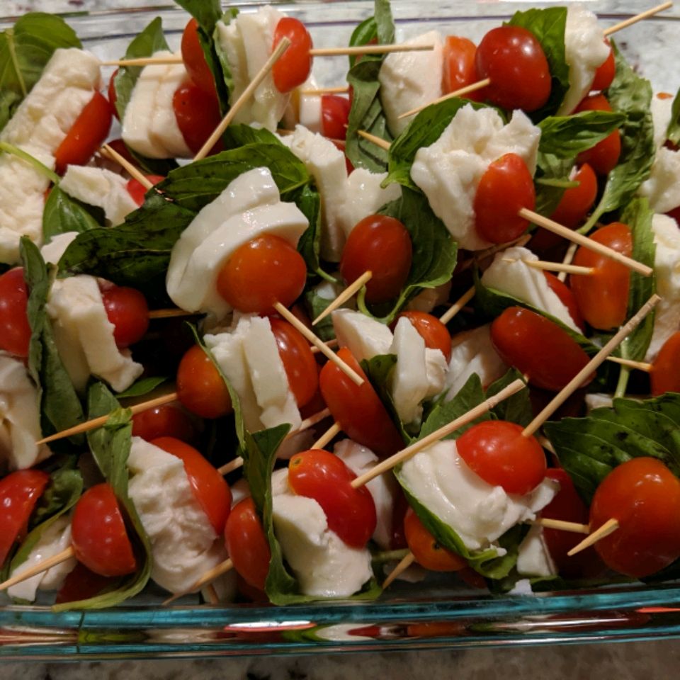 DannBian's tweet photo. Just grabbed super fresh cherry tomatoes, basil, and mozzarella at the local market! Perfect for tonight’s Caprese salad  #FreshEats #LocalProduce https://t.co/MyOxDqGZom