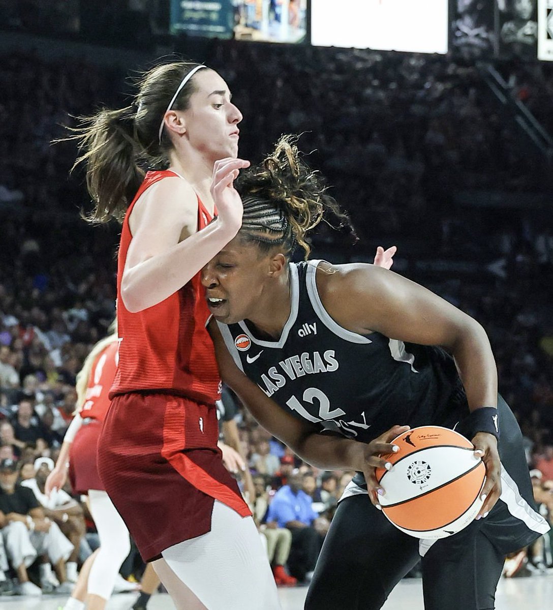 ZachIllusions's tweet photo. @Science_FTW_ @emoduckljngg @HoopHerSpeaks CC fouled because she wasn’t vertical. But also this can very easily be called the other way too and is certainly painful after being out two weeks with a back injury. https://t.co/4EH5nrxysc